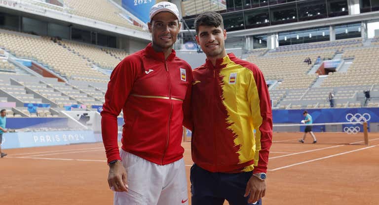 Rafa Nadal y Carlos Alcaraz, en las pistas de Roland Garros.