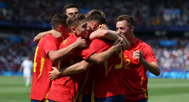 Los jugadores de la Selección española olímpica celebran un gol contra Uzbekistán.