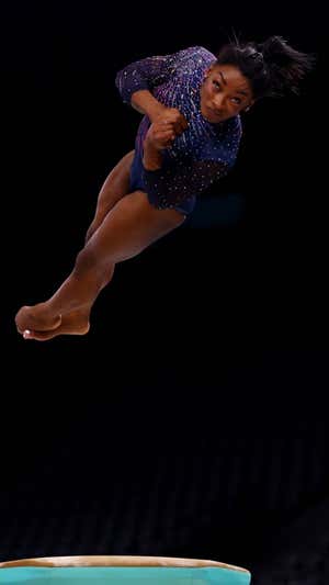 Simone Biles en pleno vuelo. Reuters