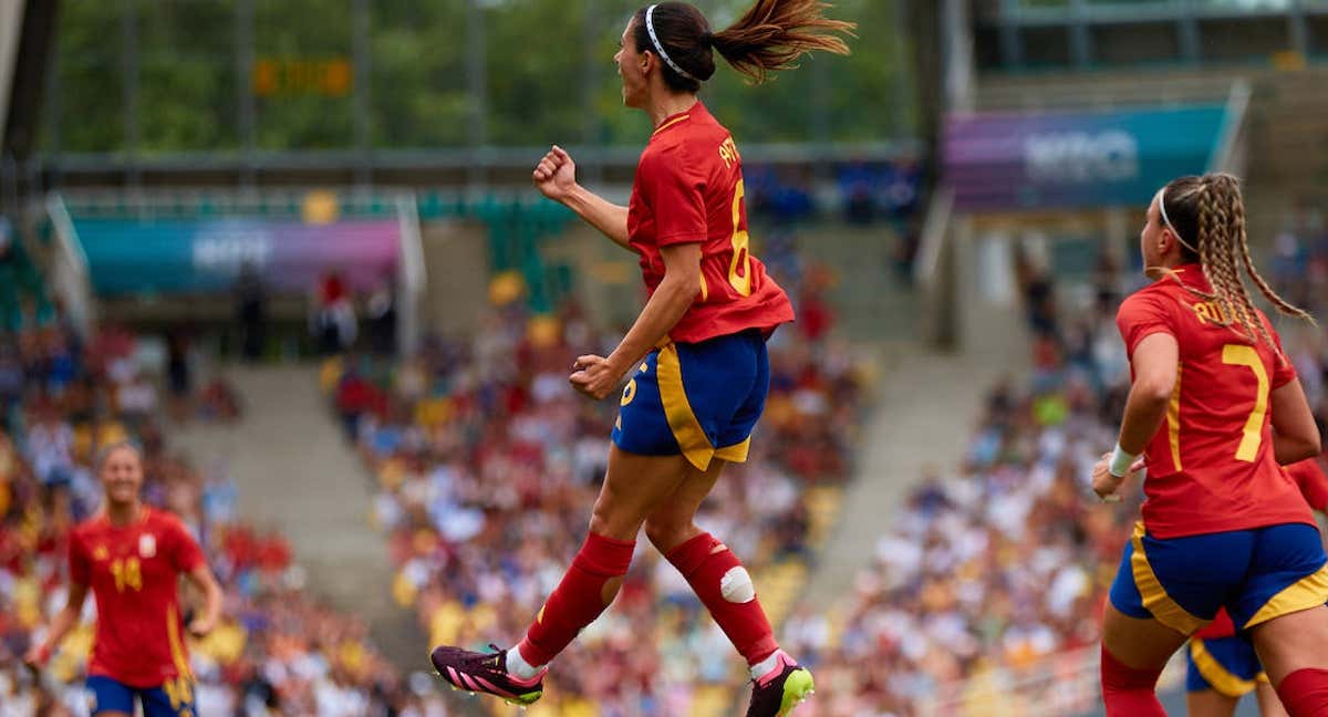 Aitana Bonmatí, con las medias rajadas, celebra su gol ante Japón en el debut de España en los Juegos Olímpicos. /RFEF