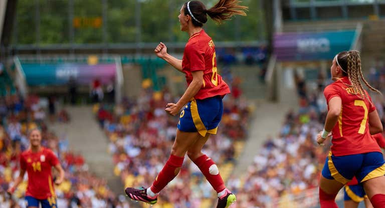 Aitana Bonmatí, con las medias rajadas, celebra su gol ante Japón en el debut de España en los Juegos Olímpicos.