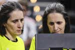 El debut de los 'Hispanos' visibiliza a las gemelas Bonaventura, las árbitras que rompen moldes en el deporte mundial