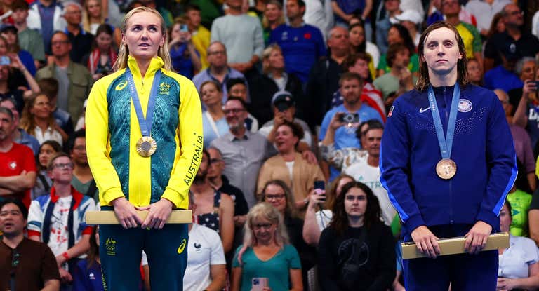 Ariarne Titmus posa con el oro al cuello mientras que Katie Ledecky se conformó con el bronce en los 400 estilos.