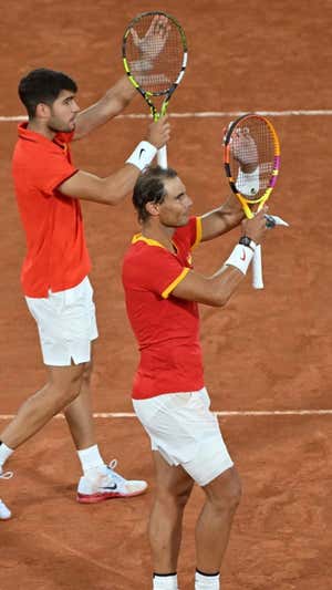 Nadal y Alcaraz celebran el triunfo con el público. AFP