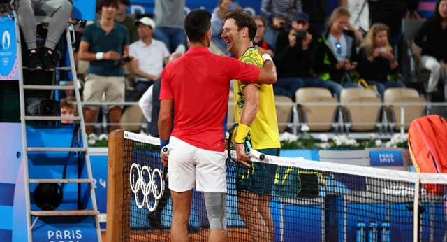 Roland Garros convierte en un sainete el paseo de Djokovic en París: «¡Matthew, aún queda mucho partido!»