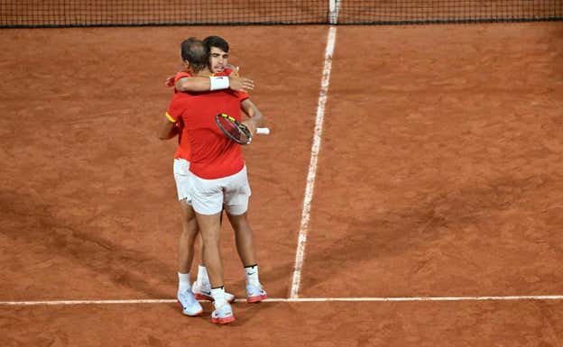 La pareja española se abraza tras la victoria. AFP
