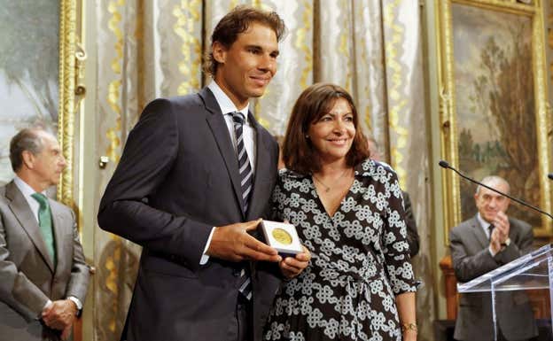 Rafa Nadal con Anne Hidalgo al recibir la 'Grand Vermeil'.  Efe