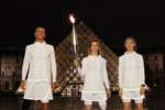 Tres paralímpicos franceses portaron la antorcha olímpica en la inauguración de París 2024