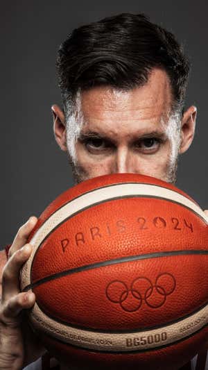 Rudy Fernández con el balón de los Juegos. FEB
