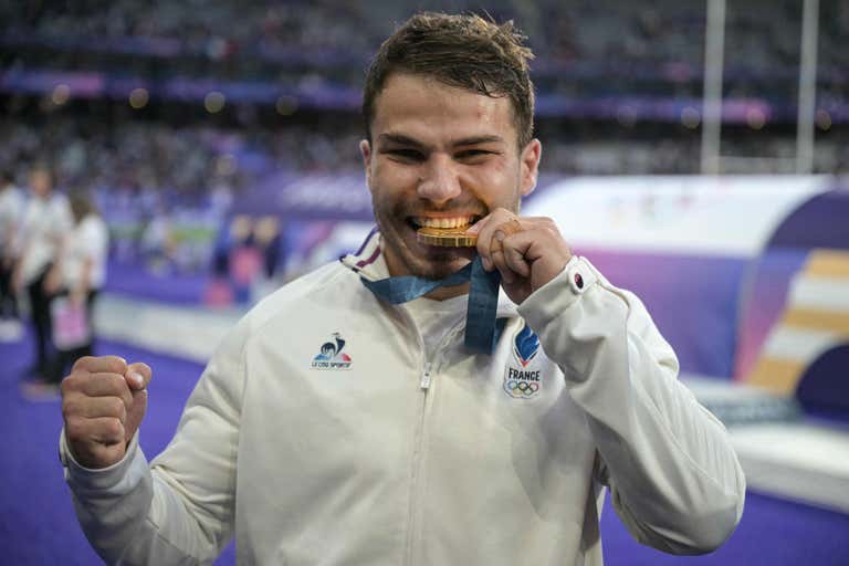 Antoine Dupont celebra el oro conseguido con la selección francesa.