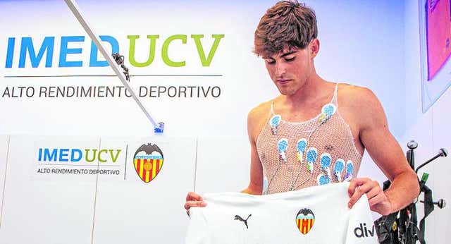 El Girona sube la oferta por Javi Guerra pero el Valencia quiere 20 millones y mantener un porcentaje