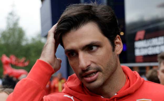 Carlos Sainz, en el paddock de Spa. REUTERS
