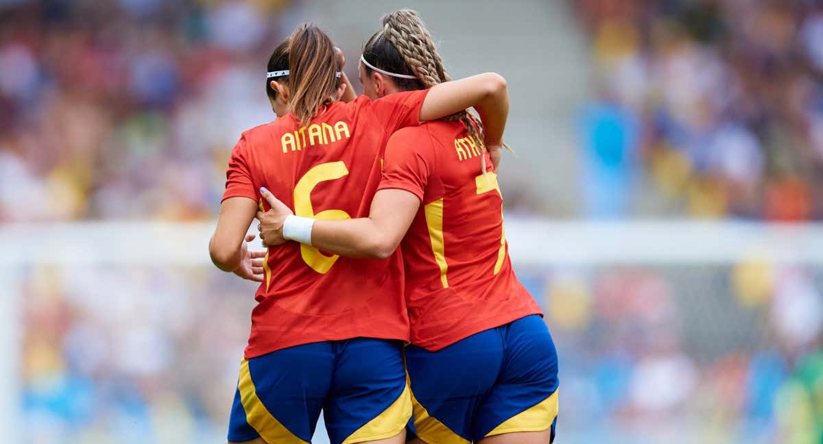 Aitana y Athenea celebrando un gol juntas. /RFEF