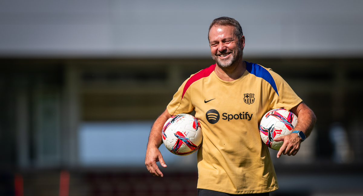 Hansi Flick durante un entrenamiento con el Barça.