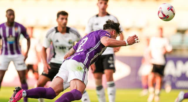 Ejemplo de deportividad del Real Valladolid: retira un jugador del campo para compensar una lesión del rival