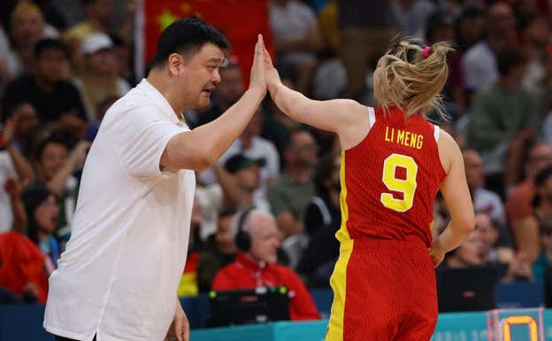 Yao da instrucciones a Li Meng.  AFP