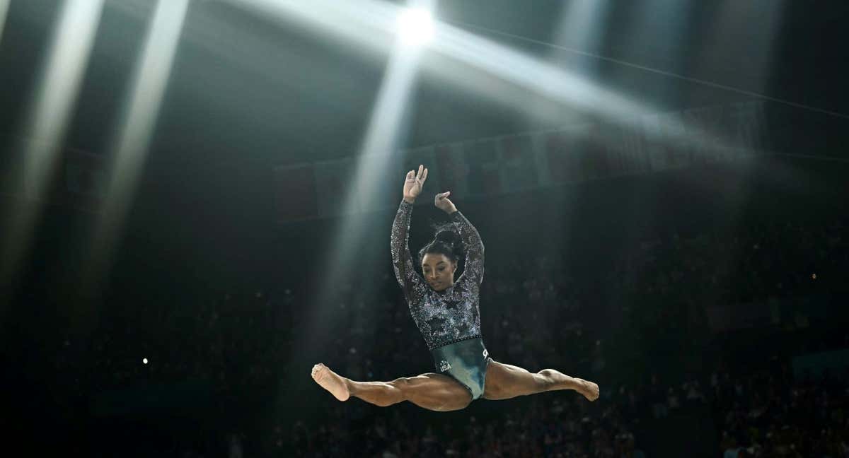 Simone Biles durante su primer ejercicio.
