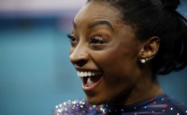 Biles tras completar su primer ejercicio. AFP