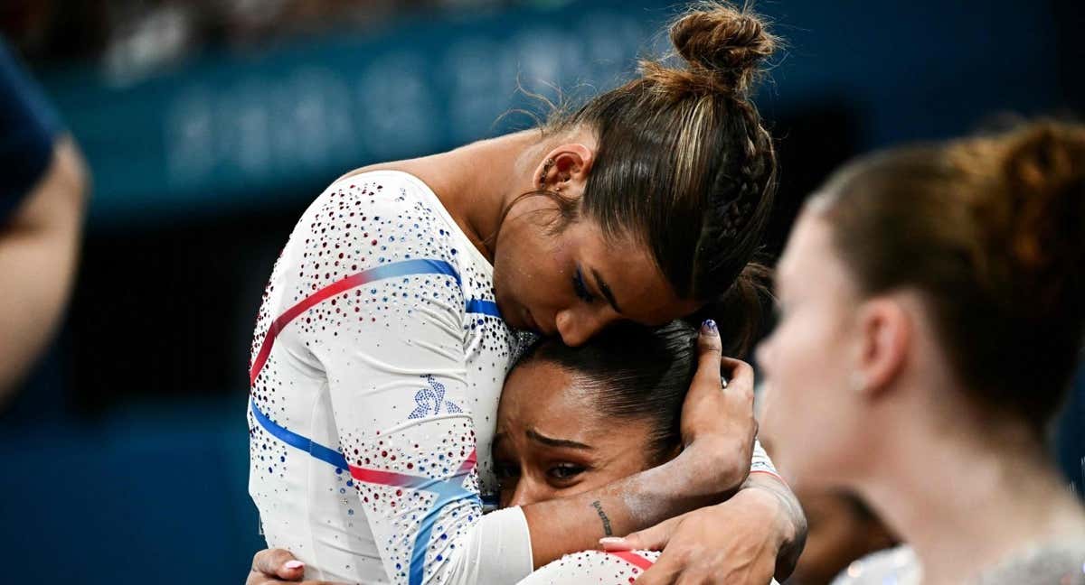 Marine Boyer abraza a Melanie De Jesus Dos Santos, tras la eliminación del equipo francés.
