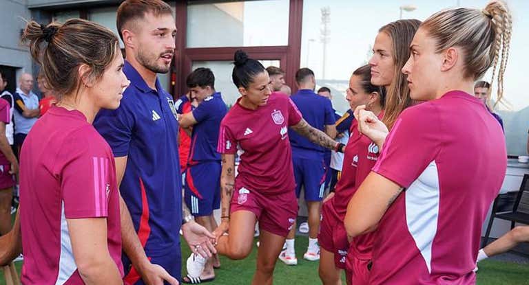 Mariona Caldentey, Eric García, Jenni Hermoso, Laia Codina, Alexia Putellas e Irene Paredes charlan en un encuentro en Las Rozas antes de los JJOO.