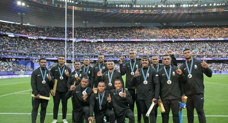 Los jugadores de Fiji posan con la medalla de plata.