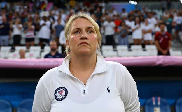 Emma Hayes escuchando el himno antes del partido.  REUTERS