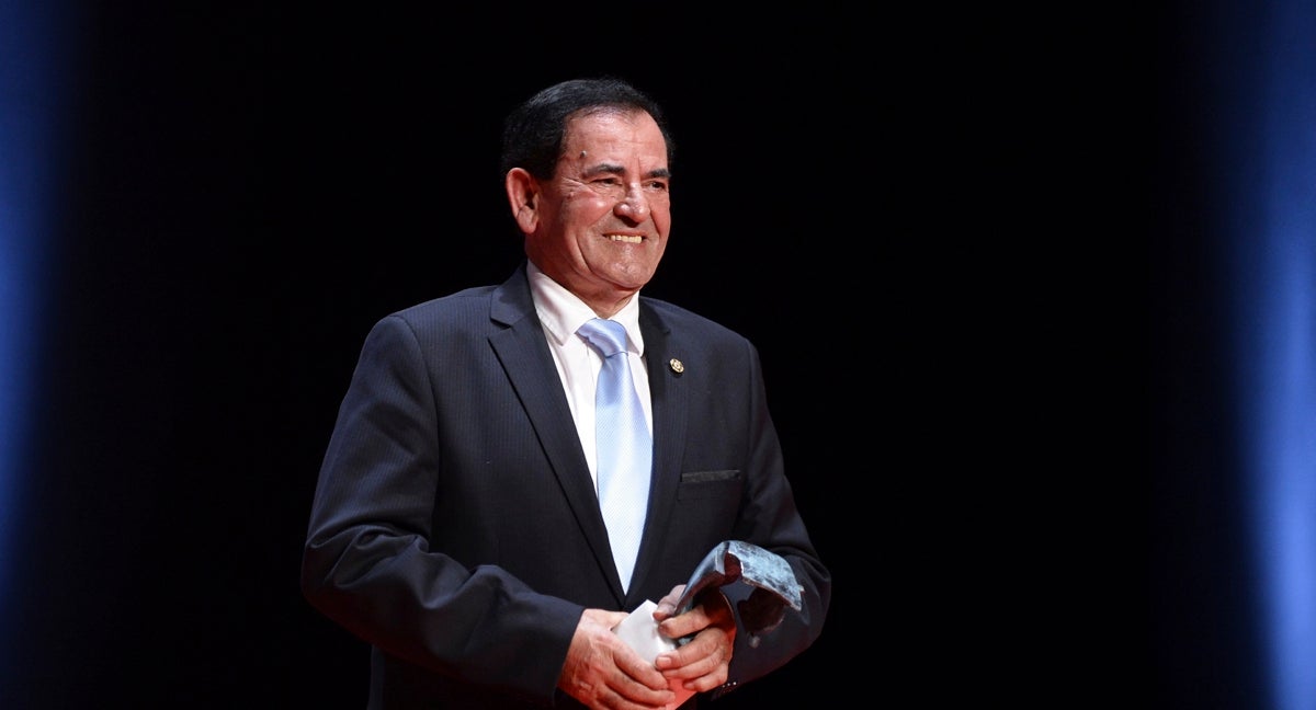 El fallecido Mariano Haro recoge el premio de la Gala Nacional del Deporte de 2017.