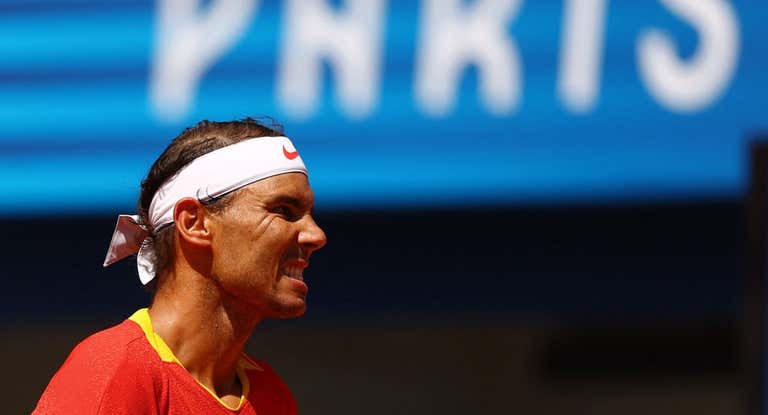Rafael Nadal se lamenta durante el partido ante Djokovic en los Juegos Olímpicos de París 2024.