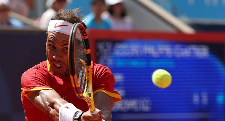 Rafa Nadal da un golpe ante Djokovic.