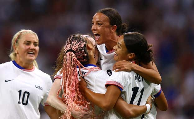 Mallory Swanson, Trinity Rodman y Sophia Smith celebrando un gol.  REUTERS