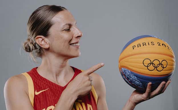 Sandra Ygueravide con el balón de los Juegos. FEB