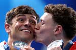 Un biberón lanzado desde la grada resume tres años de sufrimiento con premio de Tom Daley: «Está intentando matar a alguien...»
