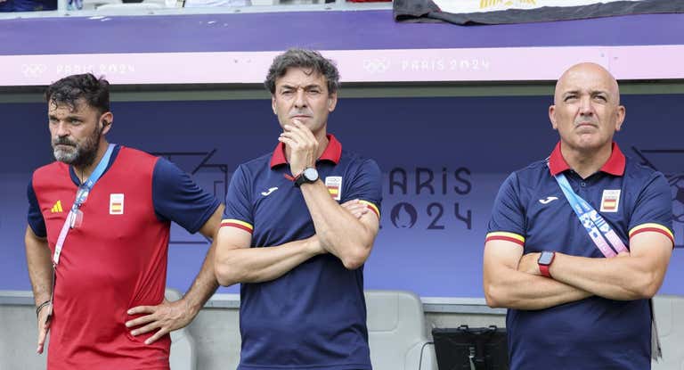 Santi Denia y su cuerpo técnico.