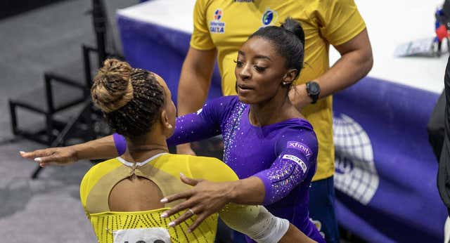 El mundo se rinde ante Simone Biles, pero en los vestuarios de París prefieren a su única rival: “Rebeca me tiene enamorada”