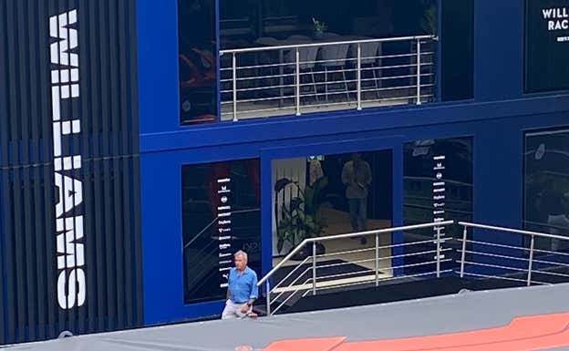 Carlos Sainz padre, saliendo del motorhome de Williams en Spa.  Thomas Maher