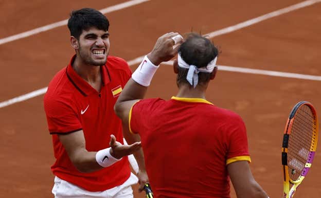Alcaraz choca con Nadal tras un punto. Efe