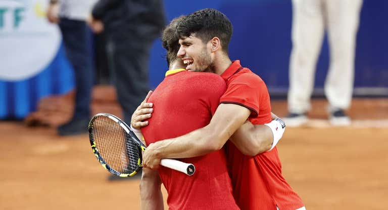 Carlos Alcaraz abraza a Rafa Nadal para celebrar el triunfo en segunda ronda del torneo de dobles.