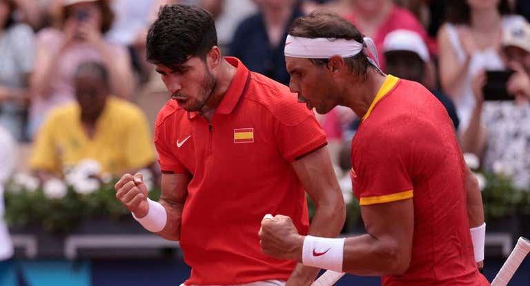 Alcaraz y Nadal celebran un punto.