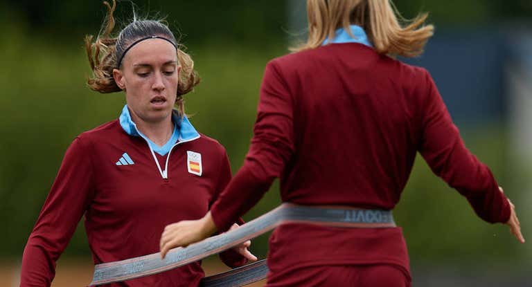 Eva Navarro, jugadora de la Selección, en un entrenamiento con Olga Carmona.