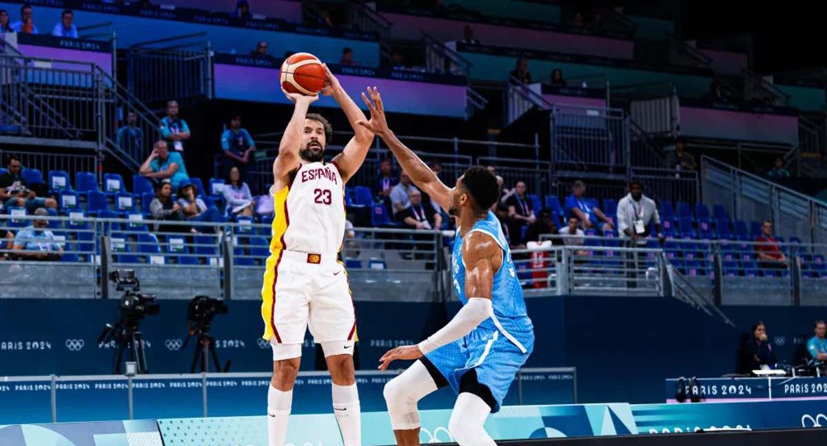 Sergio Llull tirando uno de sus priples ante Giannis Antetokounmpo. /FIBA