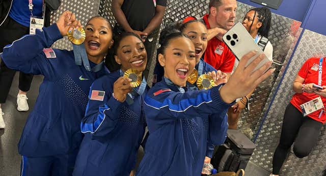 En el corazón de la celebración de Simone Biles: TikTok, fotos militares y con risas al antidopaje