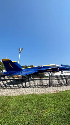 El avión de los Blue Angels anexo al estadio. RELEVO