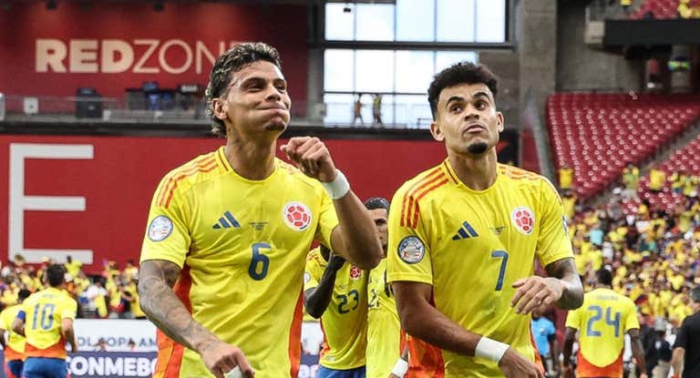Ríos y Díaz celebran un gol de Colombia.