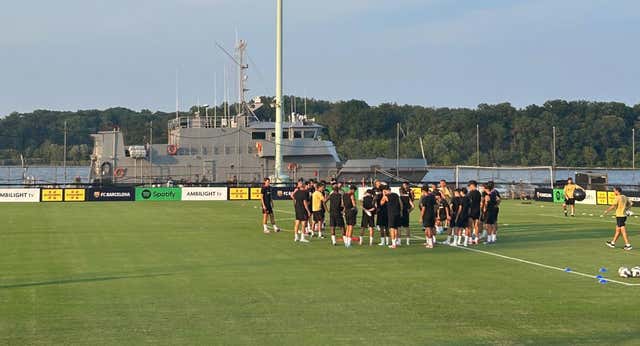 Los militares vigilan el entreno de un Barça que sigue pujando por Dani Olmo