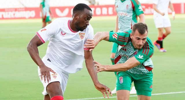 Saúl se estrena como goleador en un Sevilla de dos caras que vence pero aún no convence