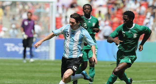 La sonrisa fingida entre el COI y la FIFA que habla de por qué no compiten los mejores en el fútbol masculino