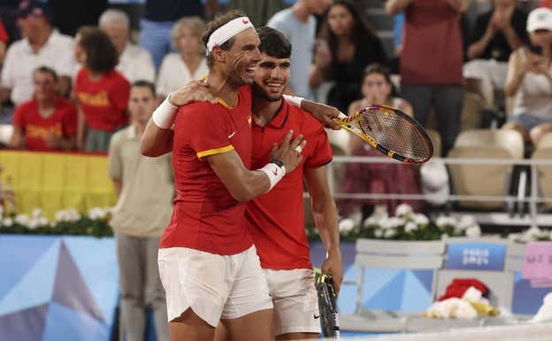 Nadal y Alcaraz sonríen nada más terminar el partido ante Ram y Krajicek. Efe