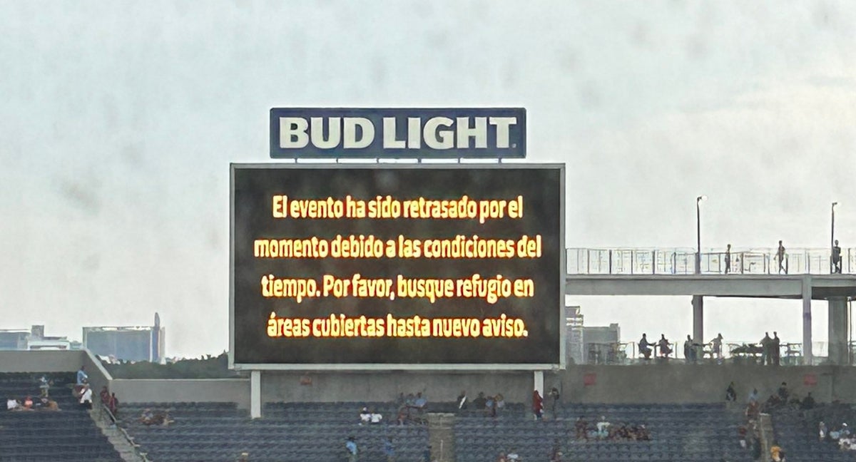 Las pantallas del estadio en Orlando advierten de la demora del partido.