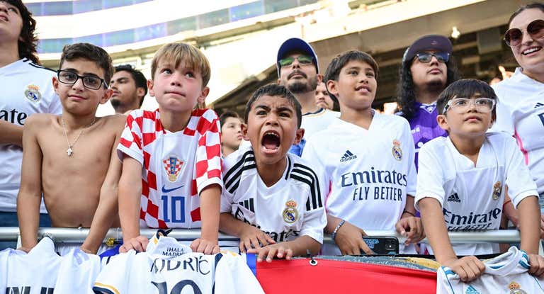 Jóvenes aficionados del Real Madrid en Chicago.