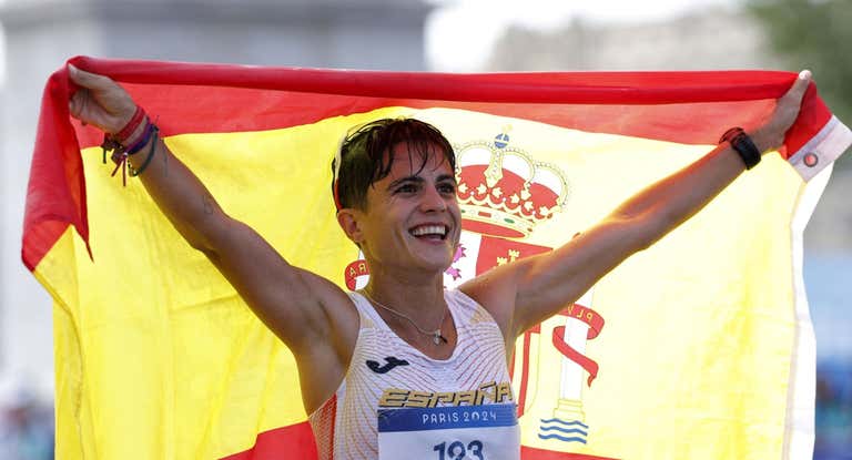 María Pérez celebra su plata olímpica en París.